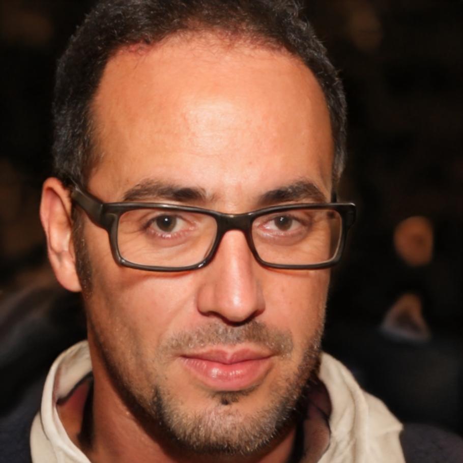 Portrait de Marc Dubois, entrepreneur ayant réussi sa transformation financière